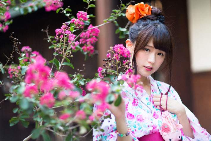 浴衣を着た女性