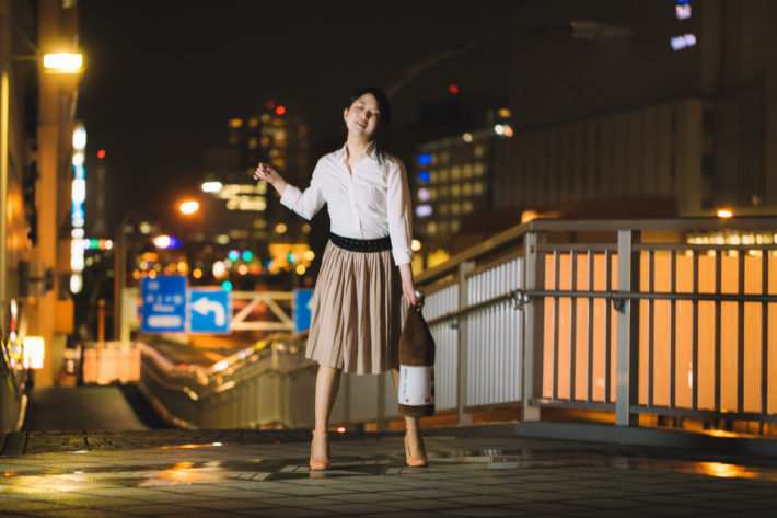 泥酔して陸橋に立っている女性