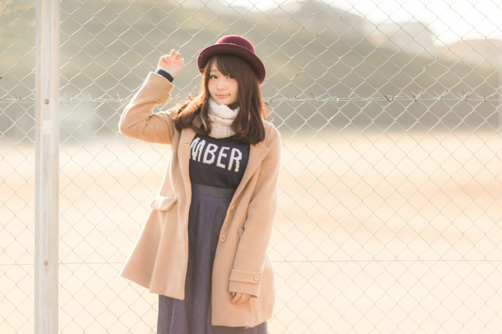 フェンスに持たれている女の子