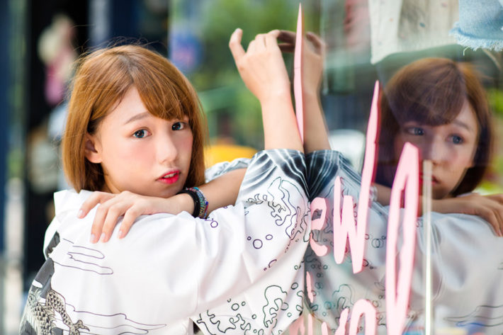 ガラスにもたれている女性