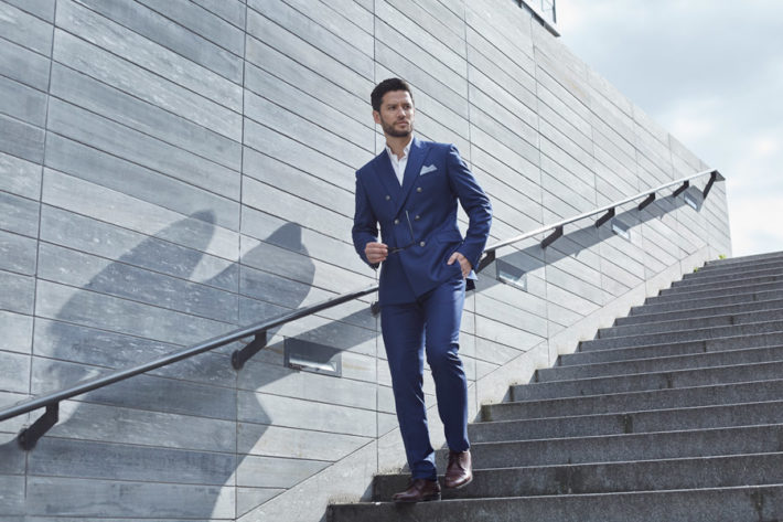 階段を降りてくるイケメンの外国人男性