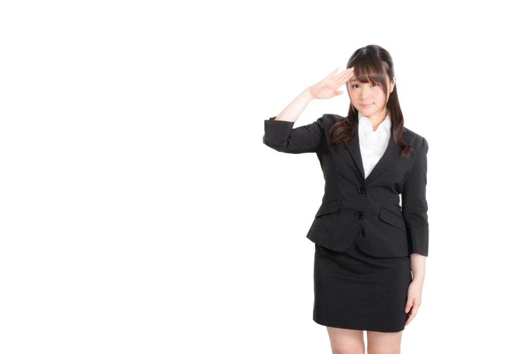 敬礼しているメガネのオフィスレディ