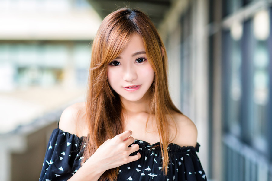 こちらを見て微笑むオフショルダーの女性