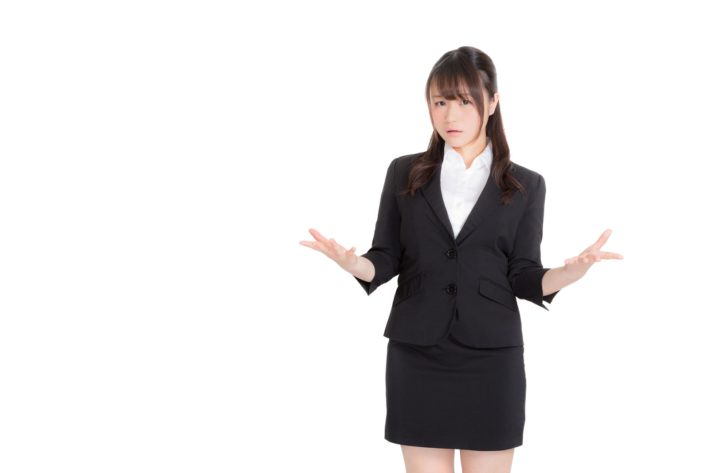 困惑して手を広げているオフィスレディ