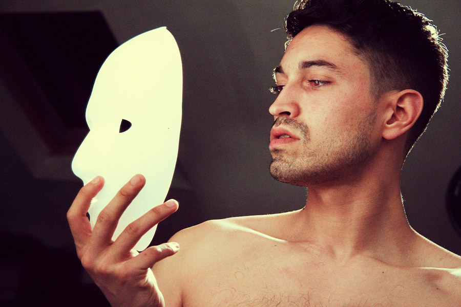 仮面を被ろうとしている男性