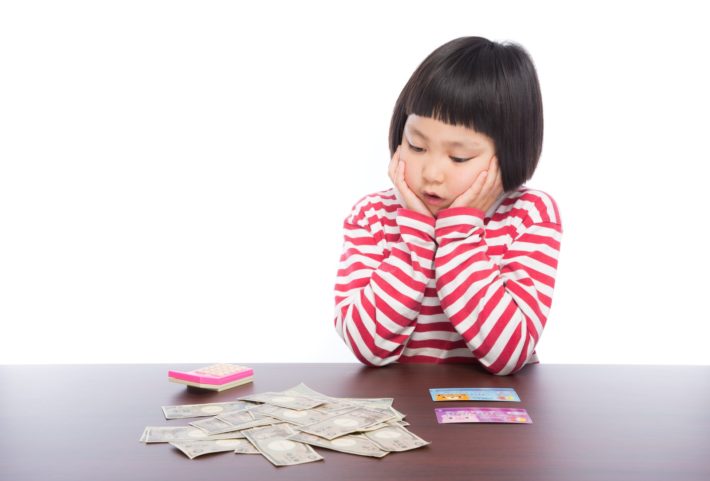 お金を欲しそうに見つめている女の子
