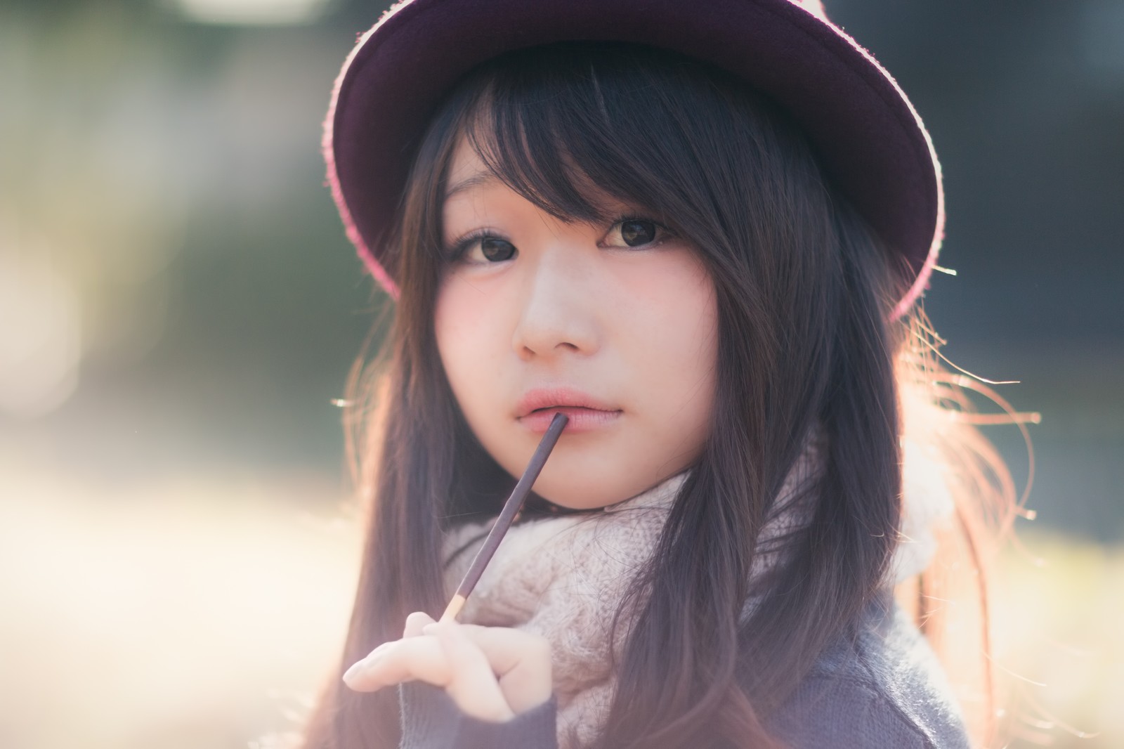 ポッキーを咥えている女性