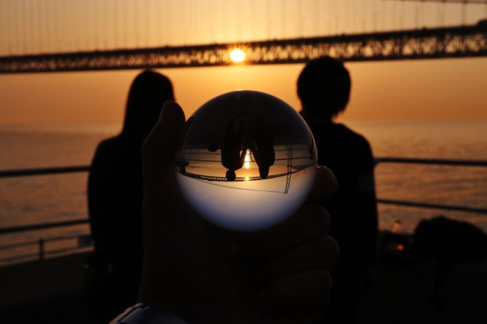 水晶に映るカップル