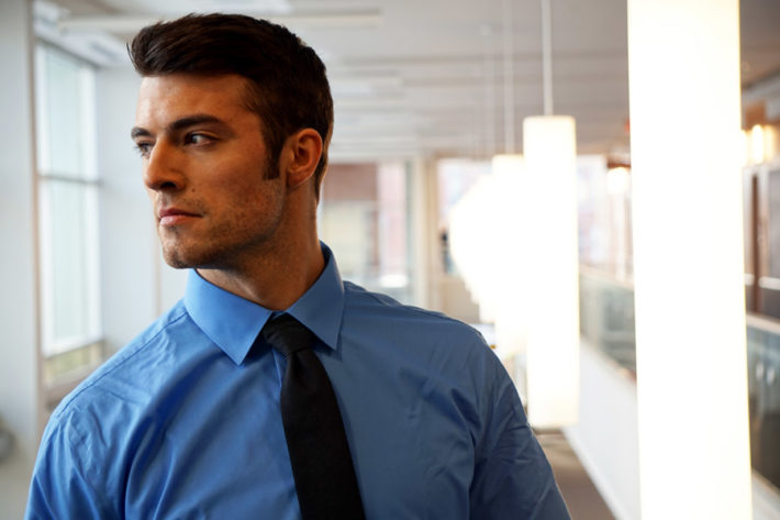 スーツ姿の外国人男性