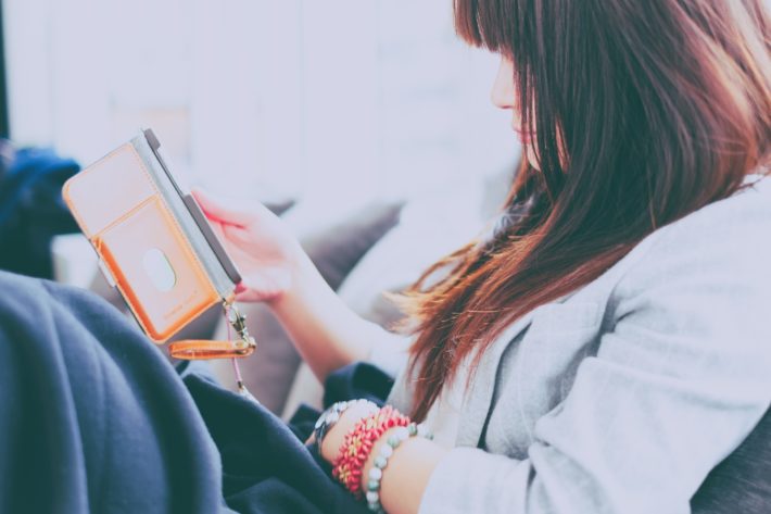 スマホをいじっている女性