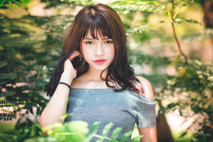 植物に囲まれている美人女性