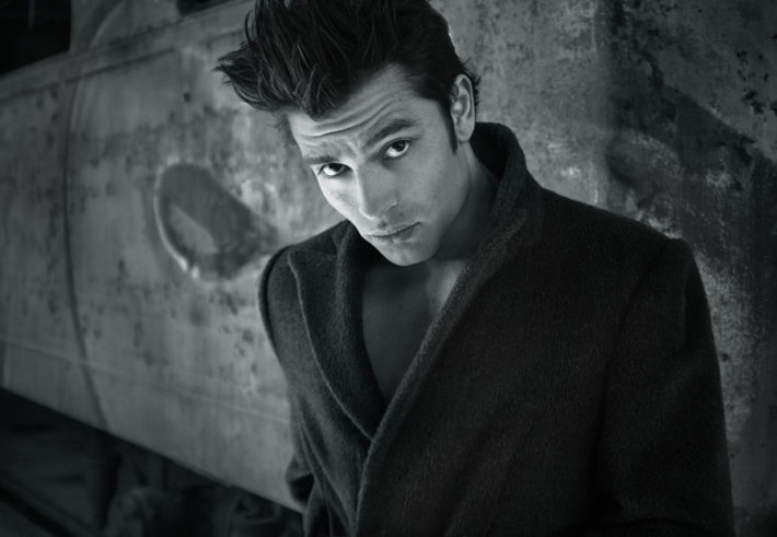 上目遣いでこちらを見ている外国人男性