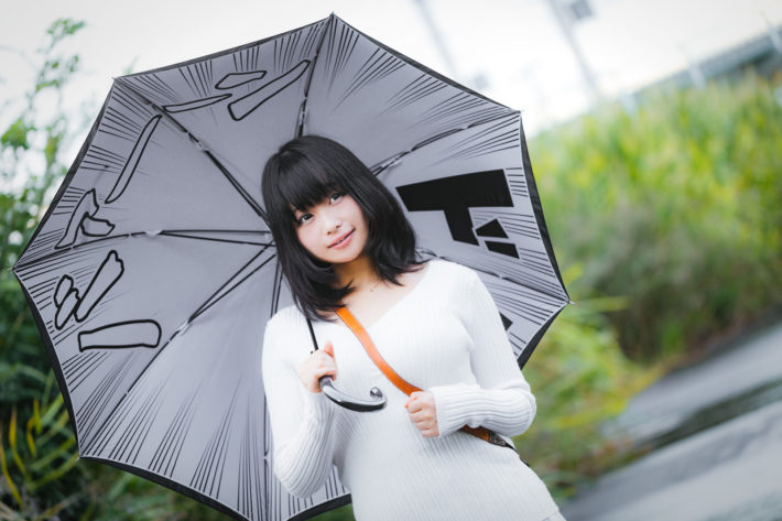 ジョジョ傘を持ったオタクの女性