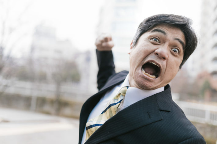 殴りかかる男性