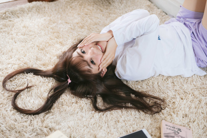 床に寝転んでいる女性
