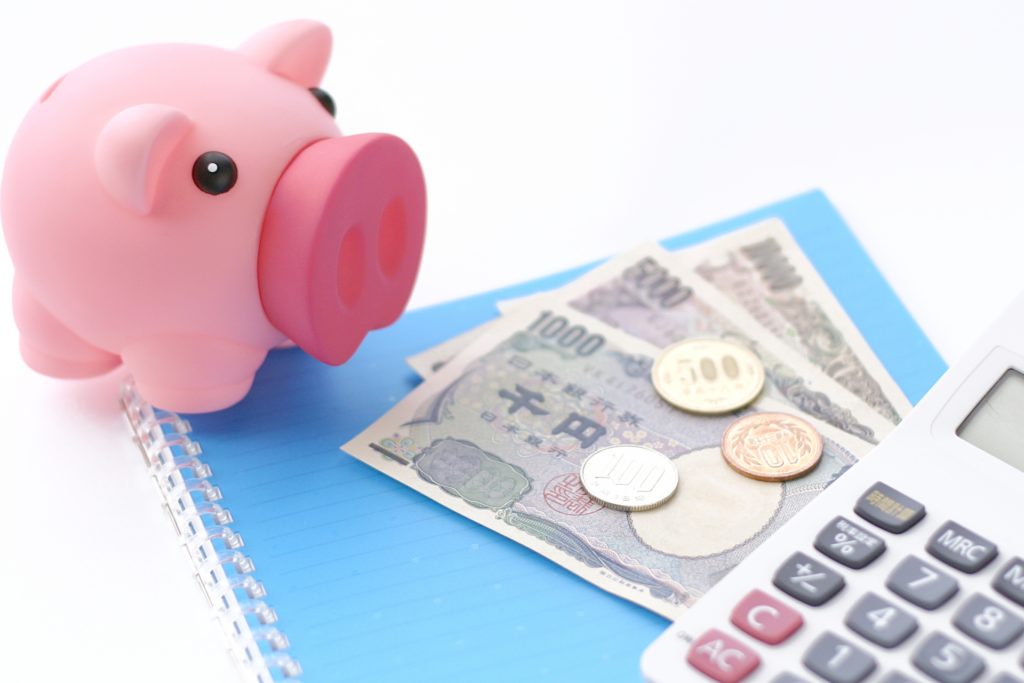 お金とブタさんの貯金箱