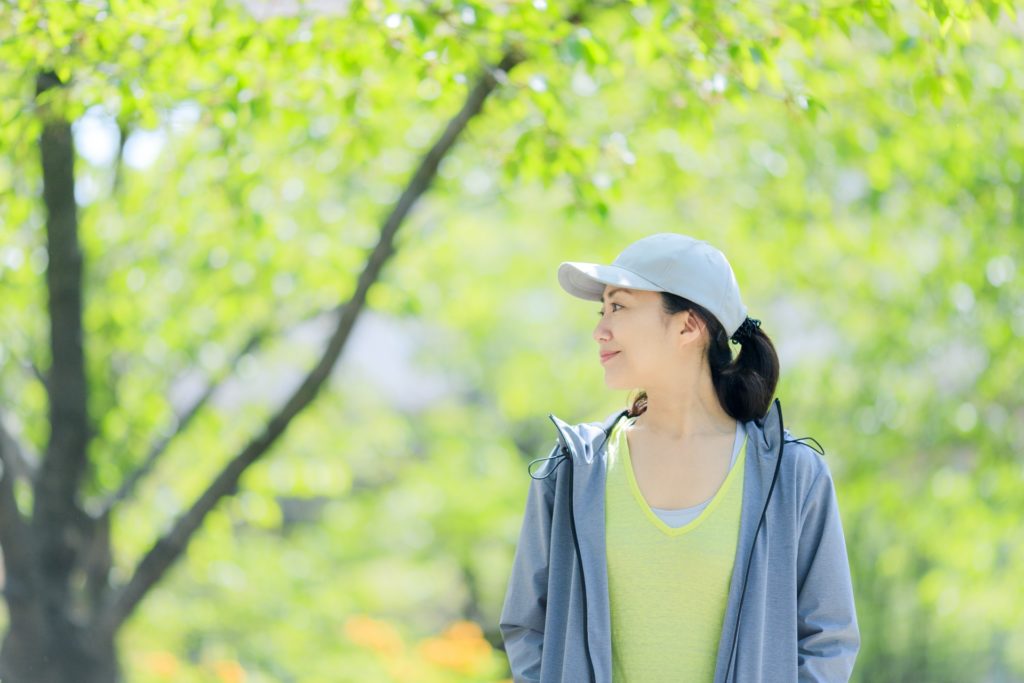 森を歩く女性の横顔