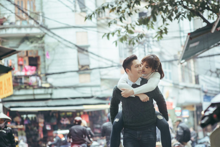 おんぶしている男女