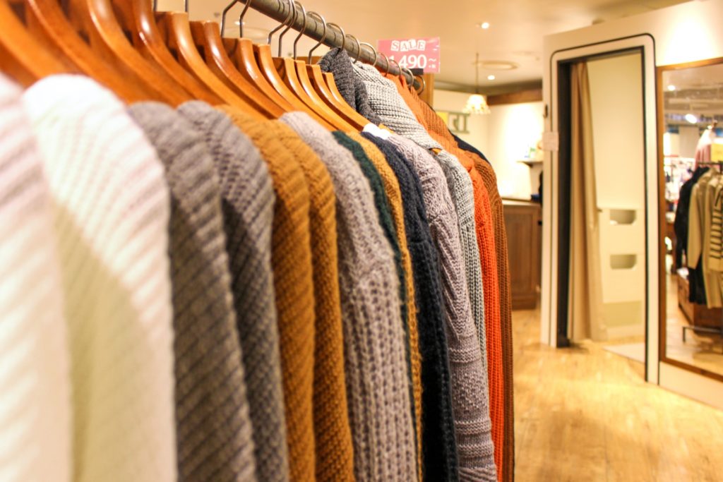 ハンガーにかかっている服