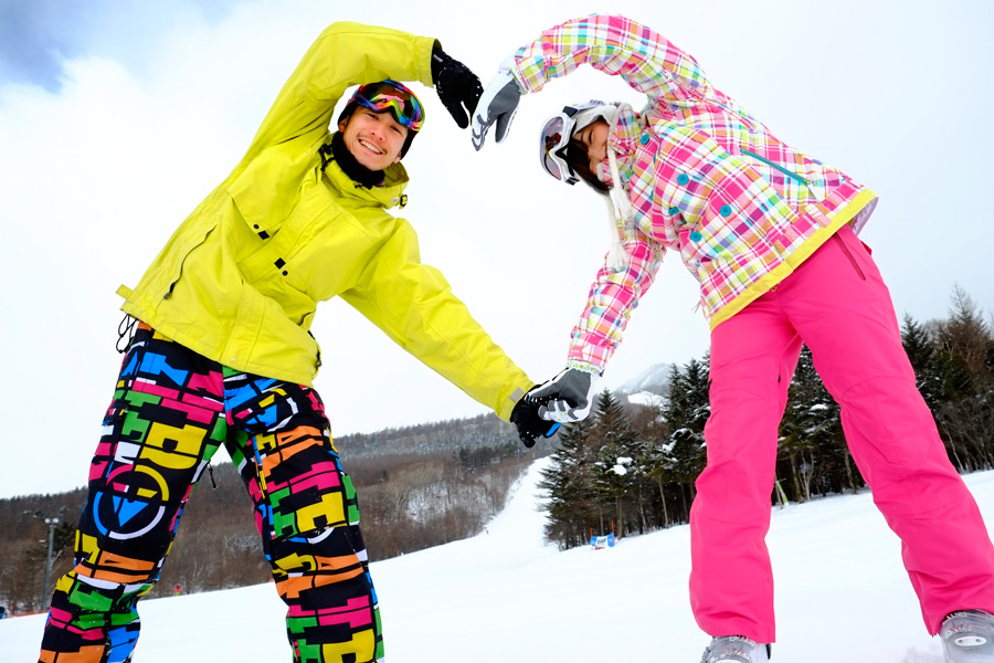 スノーボードを楽しむカップルの画像