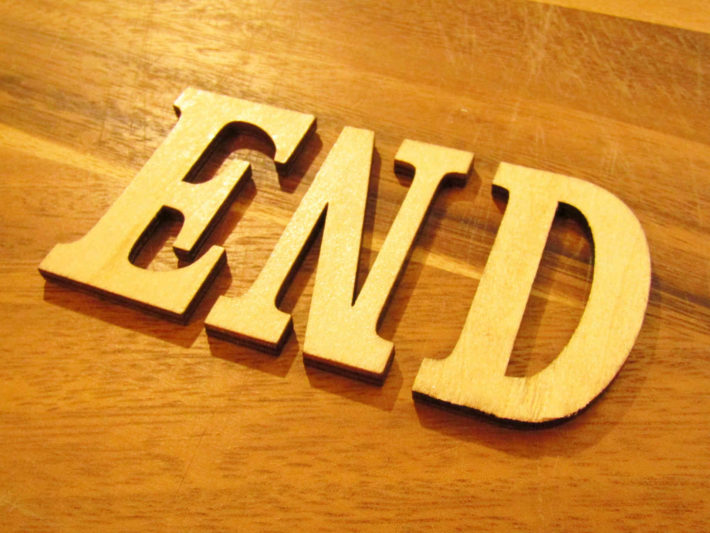 テーブルに置かれたENDの文字
