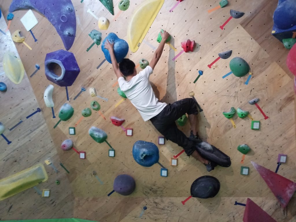 ボルダリングしている男性の服装