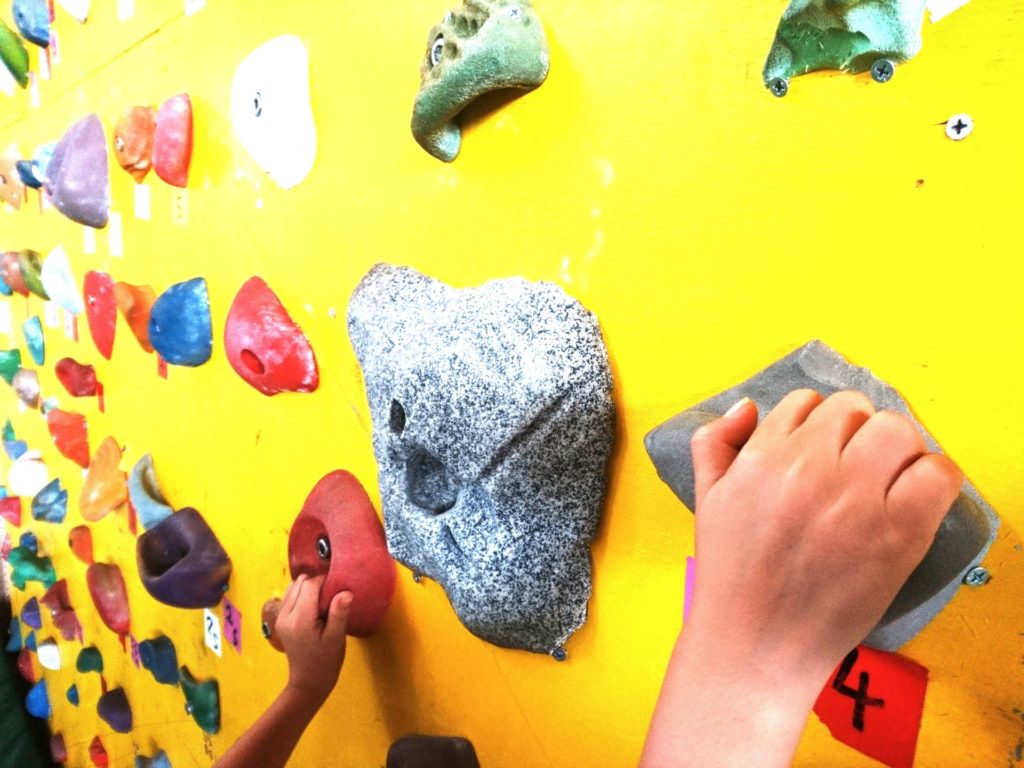 ボルダリングのホールド部分を掴んでいる画像