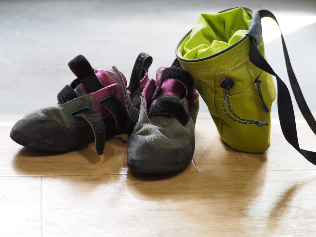 床に置かれたボルダリングシューズとチョーク