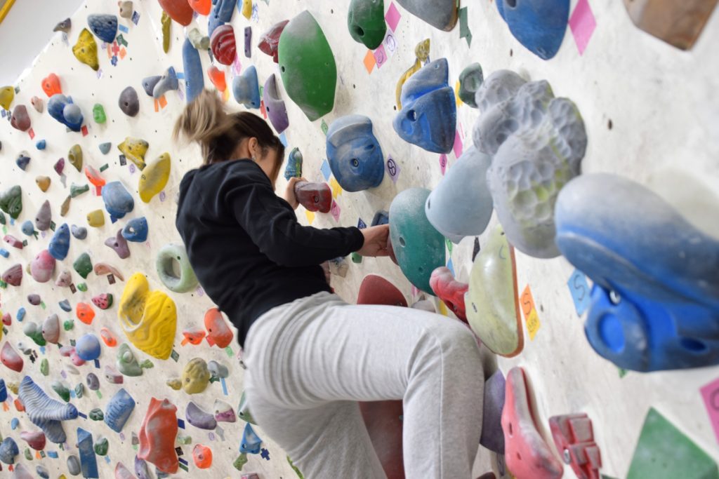 ボルダリングをしている女性の後ろ姿