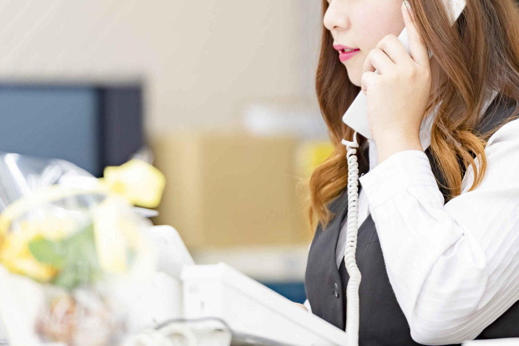 電話をしているOL女性