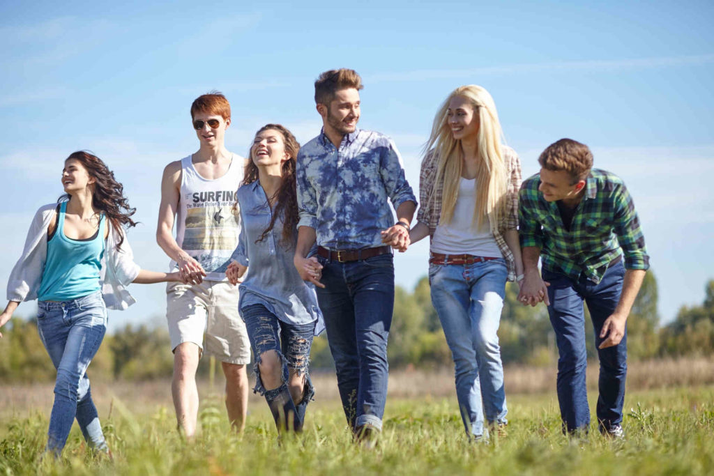 外国人の男女グループ