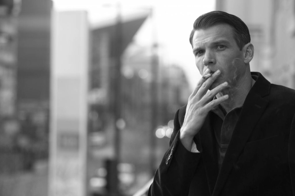 タバコを吸う外国人男性