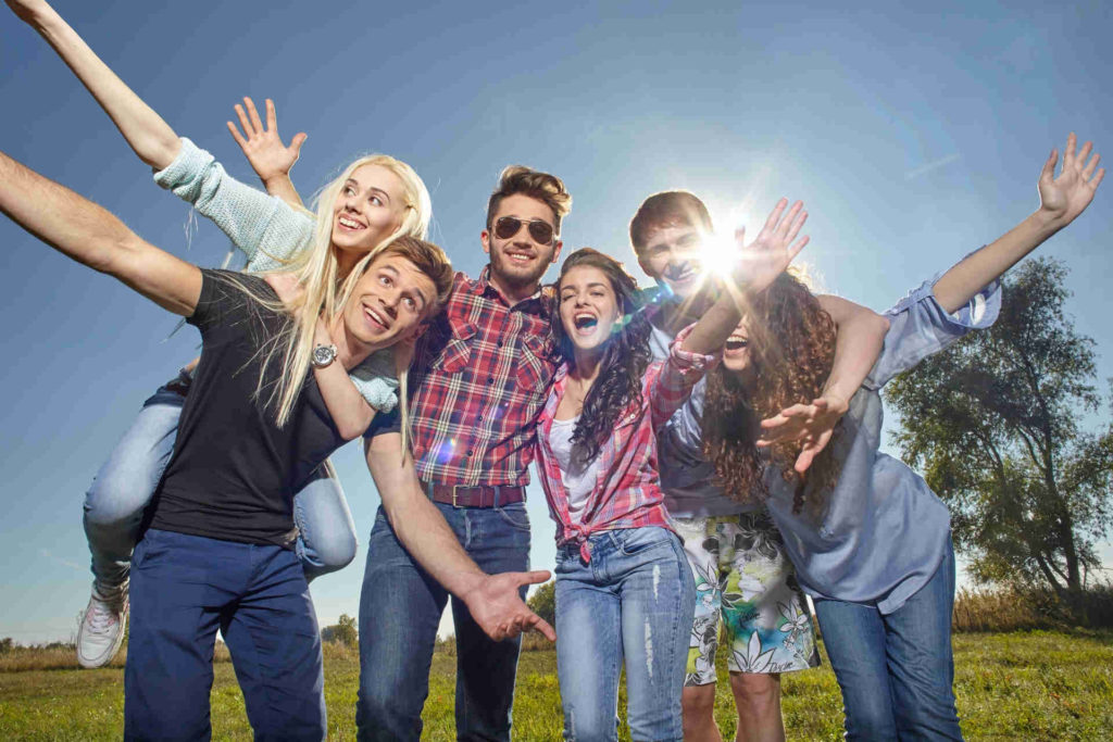 集合して騒いでいる外国人の男女