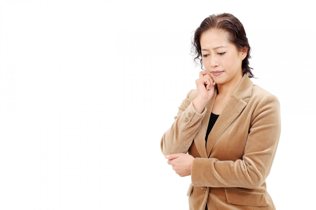 悩んでいる40代の女性