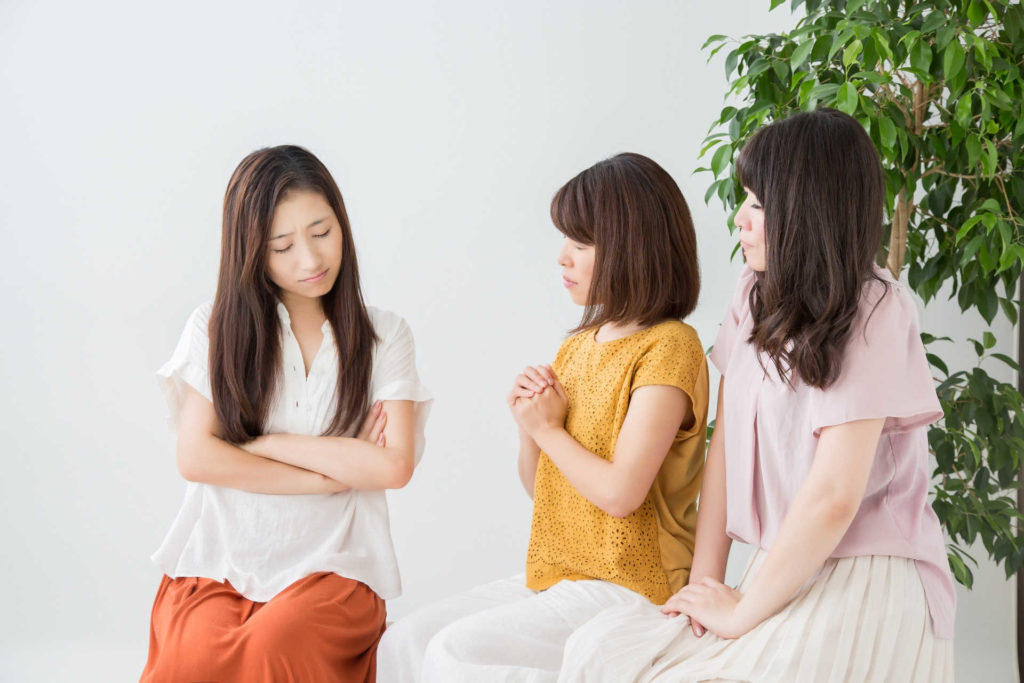 悩んでいる女性3人組
