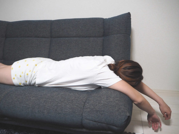 ソファーでうつ伏せになりダラケている専業主婦
