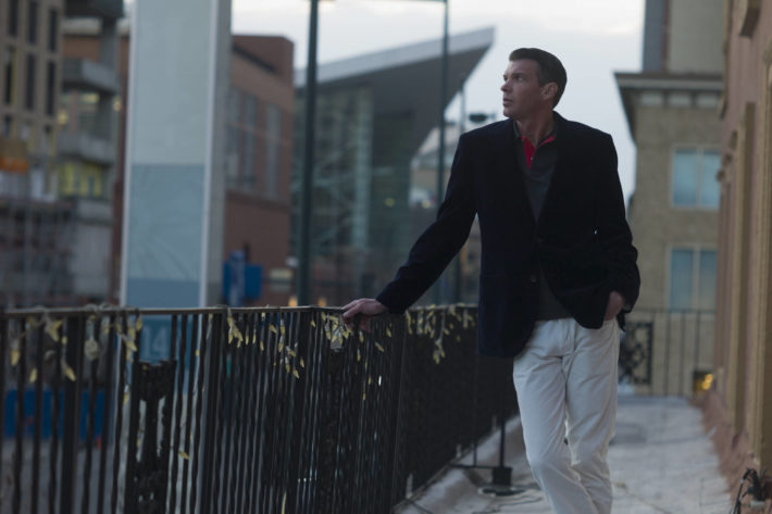 空を見上げる外国人男性