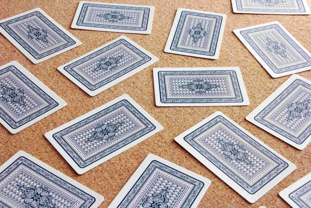 トランプが机に散らばっている画像