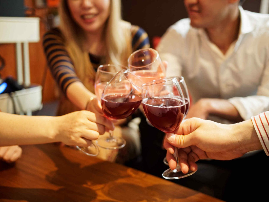 30代の男女、ワイングラスで乾杯