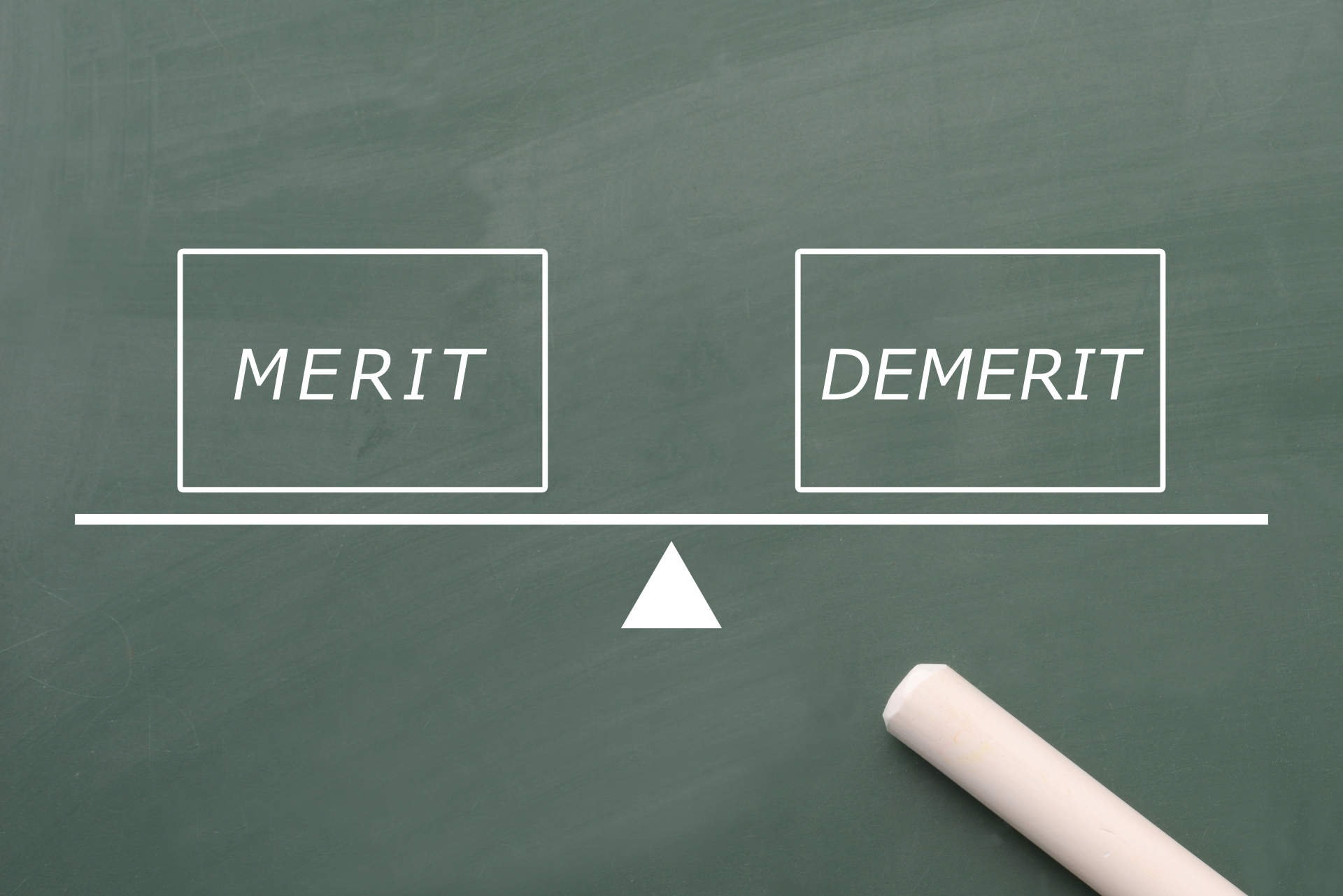 黒板に書かれたメリット、デメリットの文字