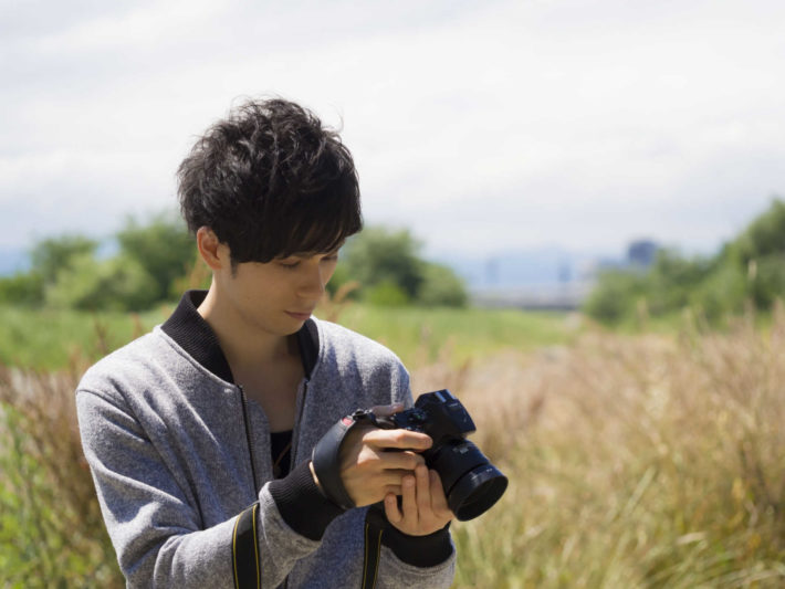 カメラを構える男性