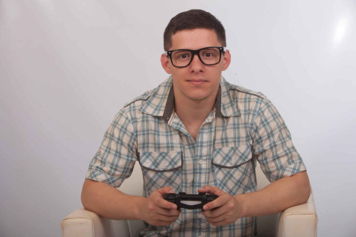 ゲームをしている外国人の男性