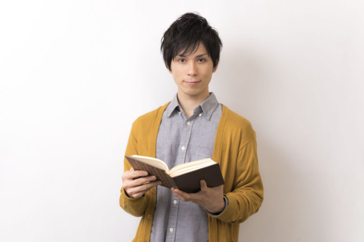 本を読もうとしている男性