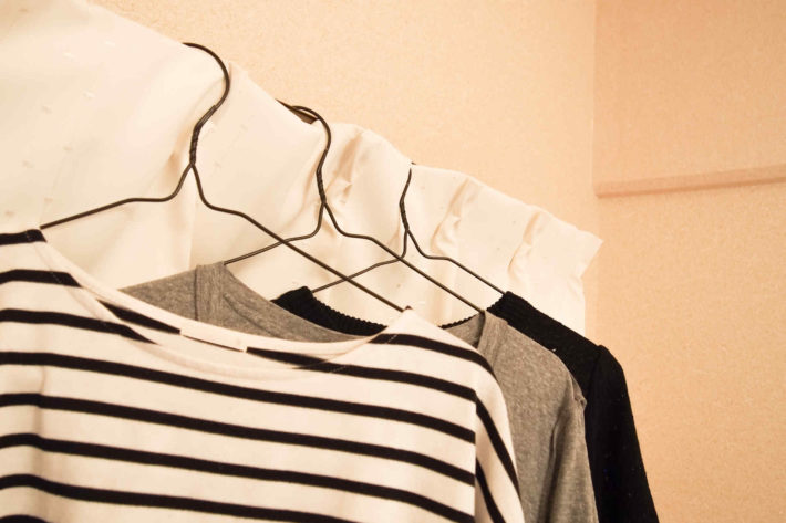 ハンガーにかかっている服