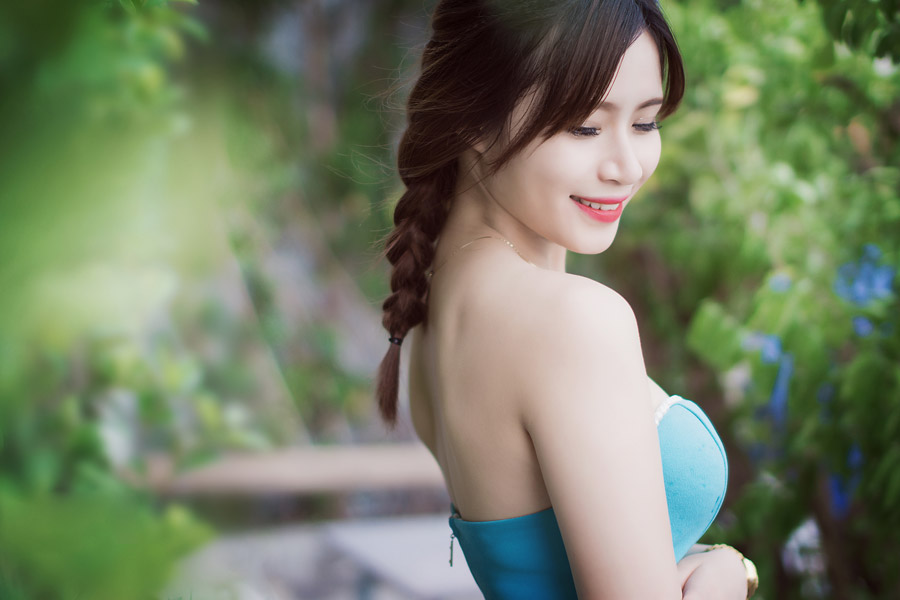 振り返る、笑顔の三つ編みの女性