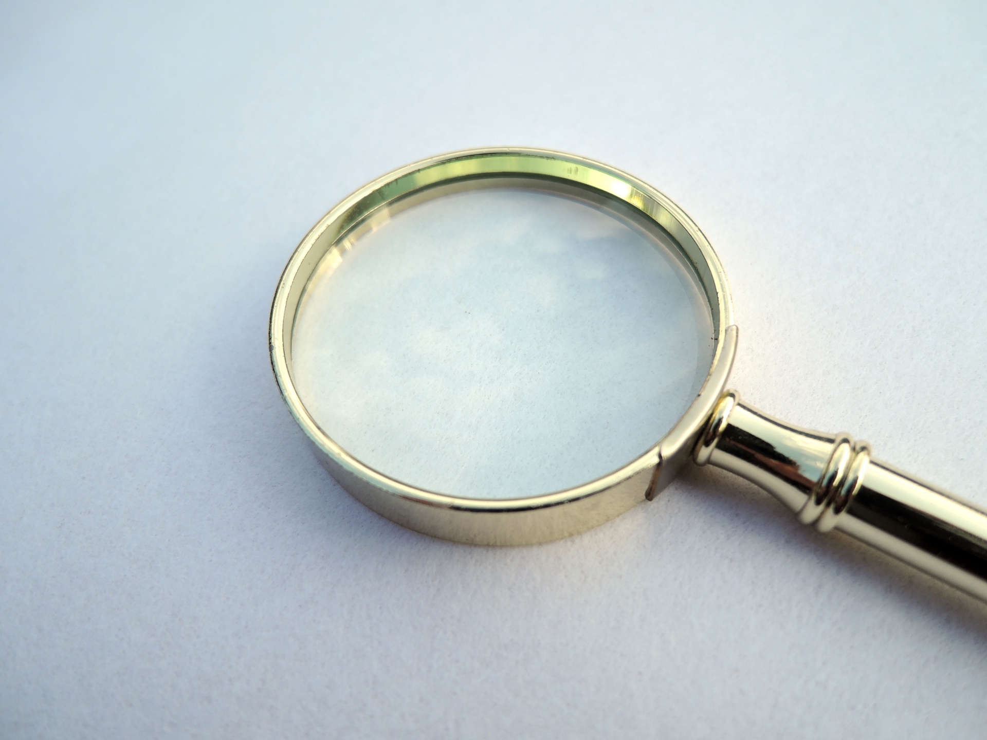 机の上に置かれた虫眼鏡