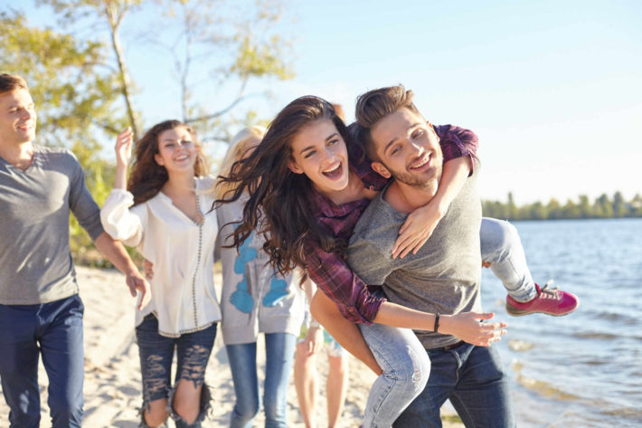 おんぶしている外国人の男女