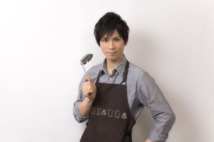 エプロンを付けた主夫