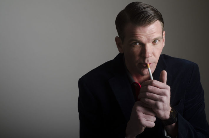 タバコを吸う男性