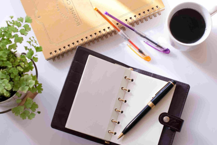 机の上に置かれた筆記用具